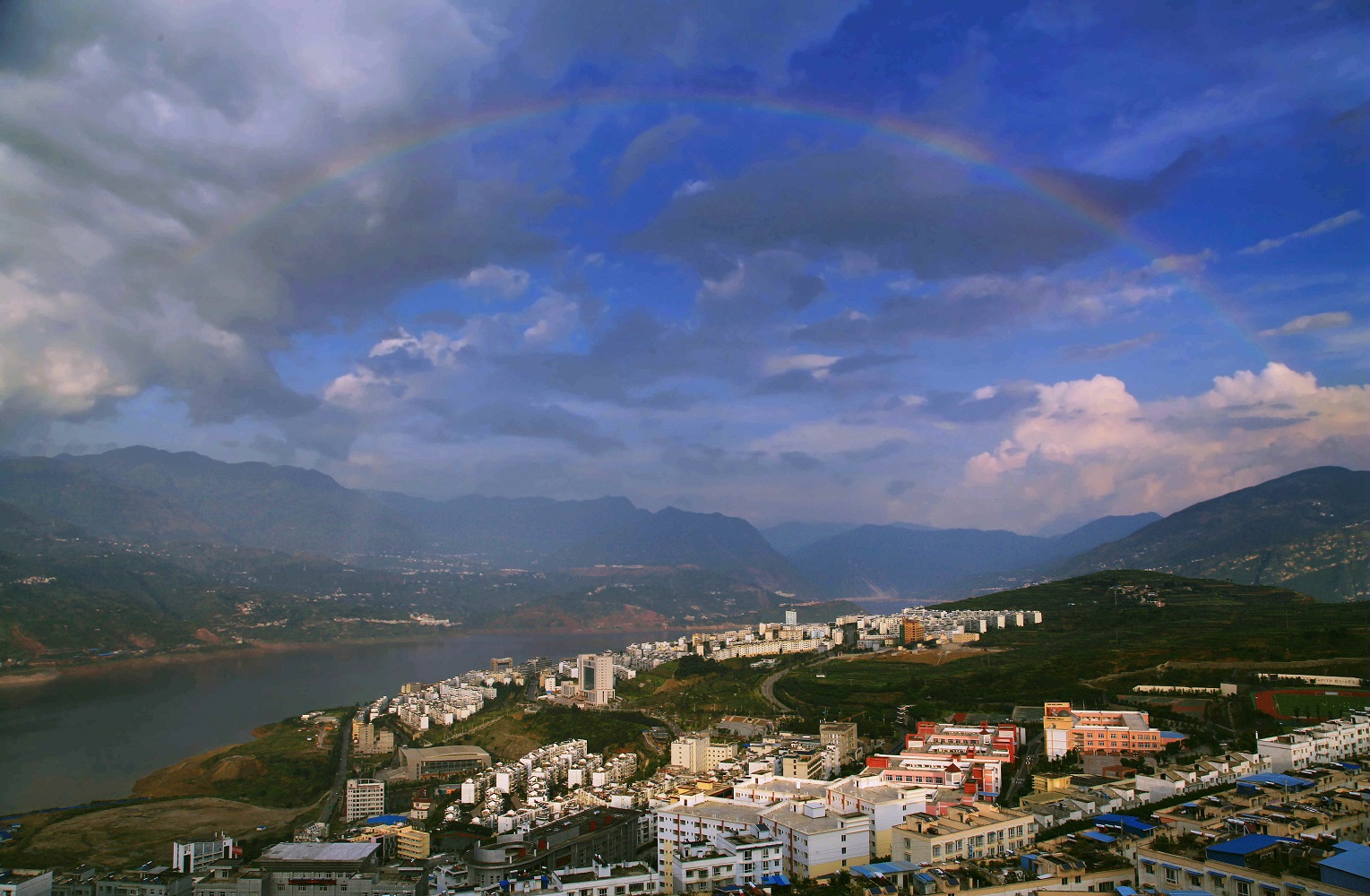 众志成城齐创建  文明汉源更美丽